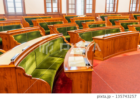 京都府庁旧議場（明治創建の日本最古の議場）重要文化財　 135743257