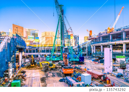 日本の東京都市景観銀座線の珍景と渋谷駅西口上空施設新築計画…。右奥にNTTドコ代々木ビル＝1月23日 135743292