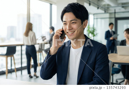 オフィスのビジネスシーン　ビジネスマン 135743293