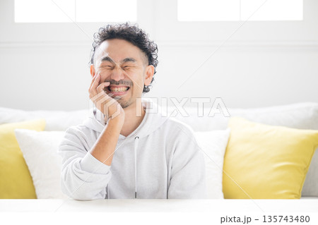 すごくいい笑顔のカメラ目線の中年男性　目を閉じる 135743480