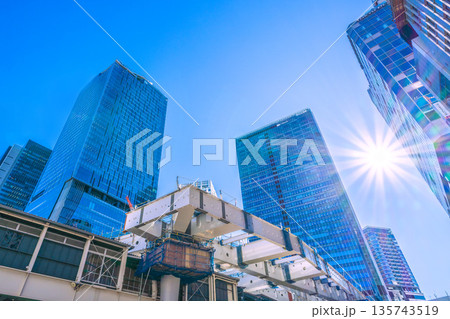 日本の東京都市景観1月23日。フクラスデッキの上を覆い被さる鉄骨や太陽光…新時代へ、希望の光＝渋谷 135743519