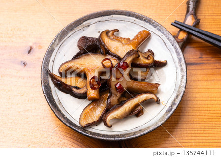 椎茸のバター醤油炒め 135744111
