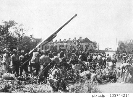 古写真　1937年　日中戦争中の上海　日本陸軍の高射砲隊 135744214