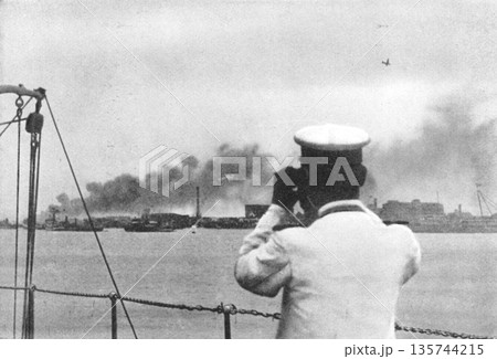 古写真 1937年 日中戦争中の上海 日本海軍の艦上から望む炎上する米国の石油会社のプラント 古写真 1937年 日中戦争中の上海 日本海軍の艦上から望む炎上する米国の石油会社のプラント 135744215