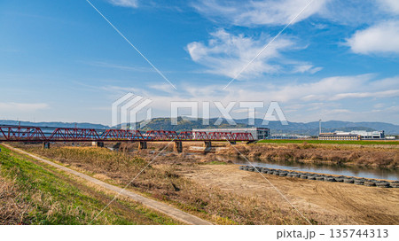 宇治川を跨ぐ京阪本線宇治川鉄橋　京都府八幡市 135744313
