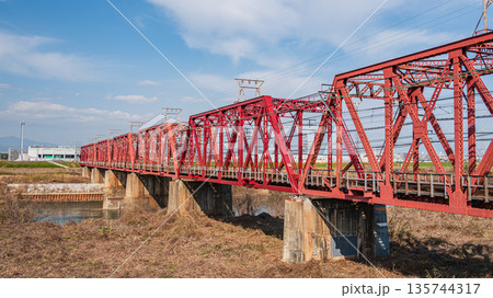 宇治川を跨ぐ京阪本線宇治川鉄橋　京都府八幡市 135744317