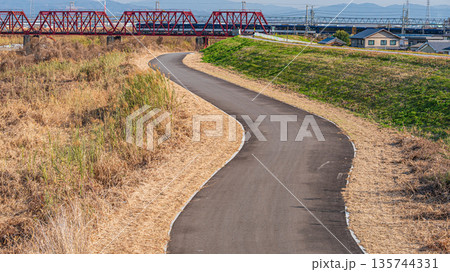 木津川河川敷の遊歩道 京都府八幡市 木津川河川敷の遊歩道 京都府八幡市 135744331
