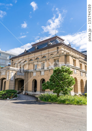 京都府庁旧本館　背面（明治創建の日本最古の官公庁建物）重要文化財　ルネサンス様式の近代建築 135744389