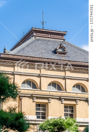 京都府庁旧本館　側面（明治創建の日本最古の官公庁建物）重要文化財　ルネサンス様式の近代建築 135744391