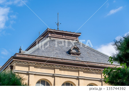 京都府庁旧本館 側面(明治創建の日本最古の官公庁建物)重要文化財 ルネサンス様式の近代建築 京都府庁旧本館 側面(明治創建の日本最古の官公庁建物)重要文化財 ルネサンス様式の近代建築 135744392
