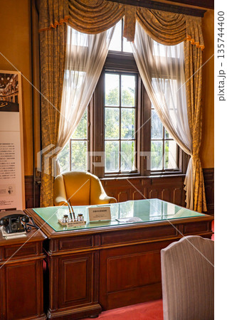 京都府庁旧本館　旧知事室（明治創建の日本最古の官公庁建物）重要文化財 135744400