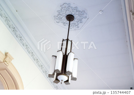 京都府庁旧本館　廊下のシャンデリア（明治創建の日本最古の官公庁建物）重要文化財 135744407