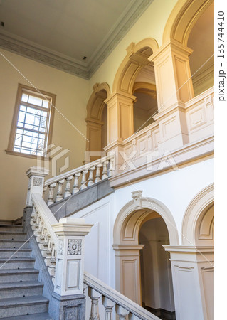 京都府庁旧本館　階段から二階を見上げる（明治創建の日本最古の官公庁建物）重要文化財 135744410