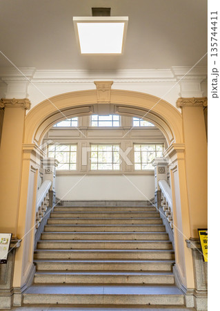 京都府庁旧本館　一階から正面階段を見上げる（明治創建の日本最古の官公庁建物）重要文化財 135744411