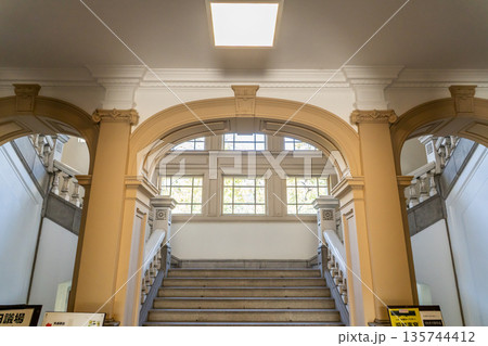 京都府庁旧本館　一階から正面階段を見上げる（明治創建の日本最古の官公庁建物）重要文化財 135744412