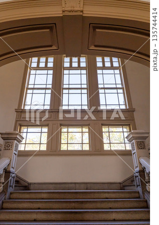 京都府庁旧本館　一階から正面階段を見上げる（明治創建の日本最古の官公庁建物）重要文化財 135744414