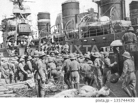 古写真 1937年 日中戦争中の上海 船で上陸する日本陸軍 古写真 1937年 日中戦争中の上海 船で上陸する日本陸軍 135744430