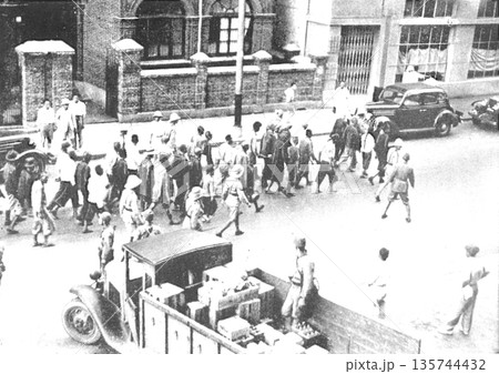 古写真　1937年　日中戦争中の上海　捕らえられた中国軍の便衣兵 135744432