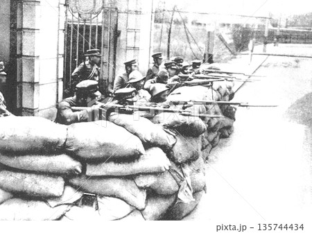 古写真　1937年　日中戦争中の上海　日本総領事館を警備する警察官 135744434
