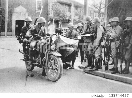 古写真 1937年 日中戦争中の上海 市街地で作戦を練る日本陸軍 古写真 1937年 日中戦争中の上海 市街地で作戦を練る日本陸軍 135744437