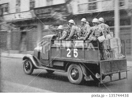 古写真　1937年　日中戦争中の上海　前線に向かう衛生隊のトラック 135744438