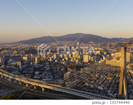 朝焼けに照らされた都市の風景 135744440