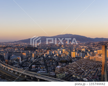 朝焼けに照らされた都市の風景 135744442