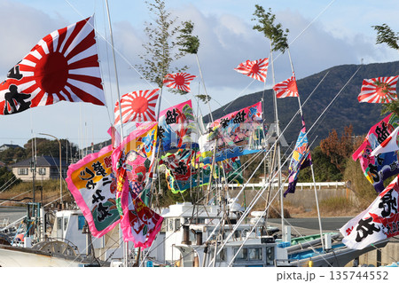 風になびく船祝いの大漁旗 風になびく船祝いの大漁旗 135744552