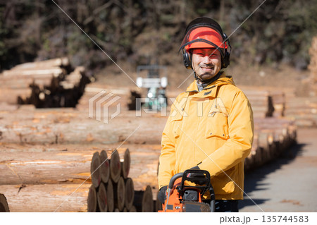 チェンソーを持つ林業、第一次産業のイメージカメラ目線の笑顔 135744583