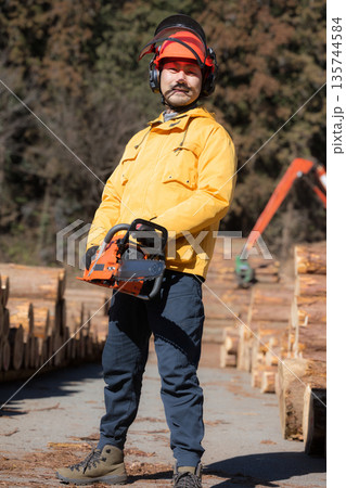 チェンソーを持つ林業、第一次産業のイメージカメラ目線の笑顔 135744584