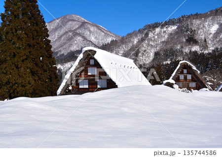 冬　飛騨　白川郷　 135744586