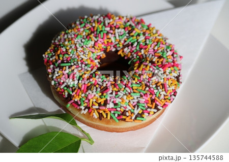 カラフルなチョコレートドーナツ カロリー 背徳感 カラフルなチョコレートドーナツ カロリー 背徳感 135744588