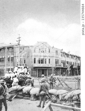 古写真　1937年　日中戦争中の上海　ブロードウェイ橋（外白渡橋）付近の日本陸軍 135744664