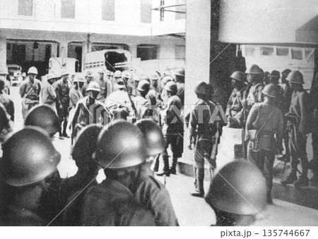 古写真　1937年　日中戦争中の上海　本部で待機する日本陸軍 135744667