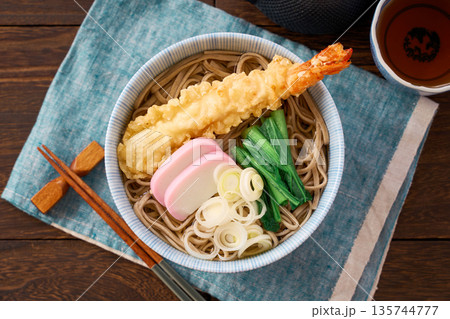 海老天とかまぼこを添えた温かい天ぷらそば 海老天とかまぼこを添えた温かい天ぷらそば 135744777