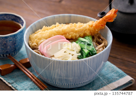 海老天とかまぼこを添えた温かい天ぷらそば 135744787