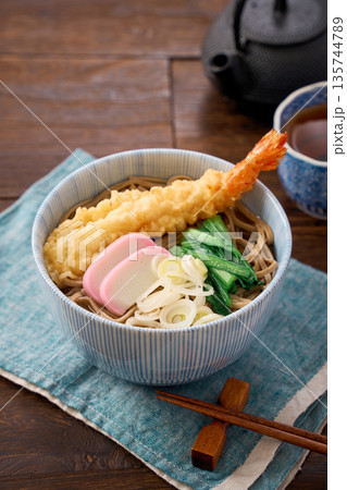 海老天とかまぼこを添えた温かい天ぷらそば 135744789