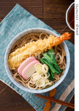 海老天とかまぼこを添えた温かい天ぷらそば 海老天とかまぼこを添えた温かい天ぷらそば 135744791