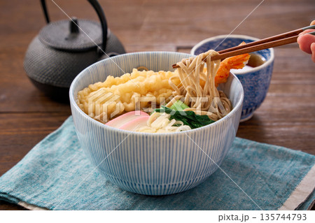 海老天とかまぼこを添えた温かい天ぷらそば 135744793