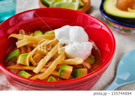 ソパ・デ・トルティージャ（ソパ・アステカ）（メキシコ料理） 135744894