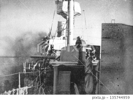 古写真 1937年 日中戦争中の上海 日本陸軍の敵前上陸を援護する艦砲射撃 古写真 1937年 日中戦争中の上海 日本陸軍の敵前上陸を援護する艦砲射撃 135744959