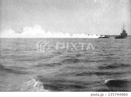 古写真 1937年 日中戦争中の上海 日本陸軍の敵前上陸を援護する海軍の煙幕 古写真 1937年 日中戦争中の上海 日本陸軍の敵前上陸を援護する海軍の煙幕 135744960