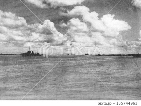 古写真 1937年 日中戦争中の上海 長江を進む日本海軍の艦隊 古写真 1937年 日中戦争中の上海 長江を進む日本海軍の艦隊 135744963
