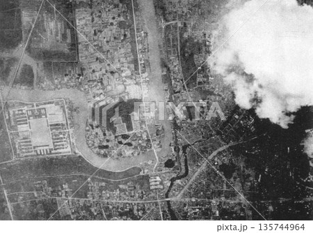 古写真 1937年 日中戦争中の南京 日本軍の空爆により炎上する南京の火薬工場 古写真 1937年 日中戦争中の南京 日本軍の空爆により炎上する南京の火薬工場 135744964