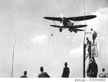 古写真　1937年　日中戦争中の上海　報告筒を運ぶ日本陸軍の航空機 135744966