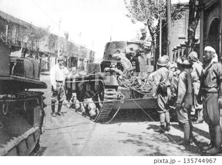 古写真　1937年　日中戦争中の上海　西華徳路の市街戦で日本陸軍が捕獲した敵軍の戦車 135744967