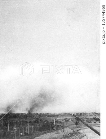 古写真　1937年　日中戦争中の上海　日本軍の空爆で炎上する呉淞鎮 135744968