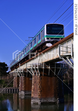 長戸川橋梁を渡る成田線のE231系電車 長戸川橋梁を渡る成田線のE231系電車 135745232