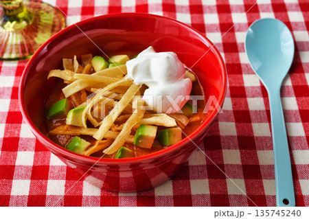 ソパ・デ・トルティージャ（ソパ・アステカ）（メキシコ料理） 135745240