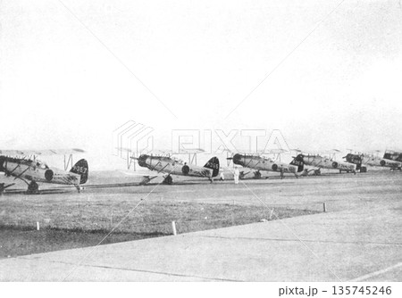 古写真　1937年　日中戦争中の上海　南京爆撃に向かう日本軍の爆撃機 135745246